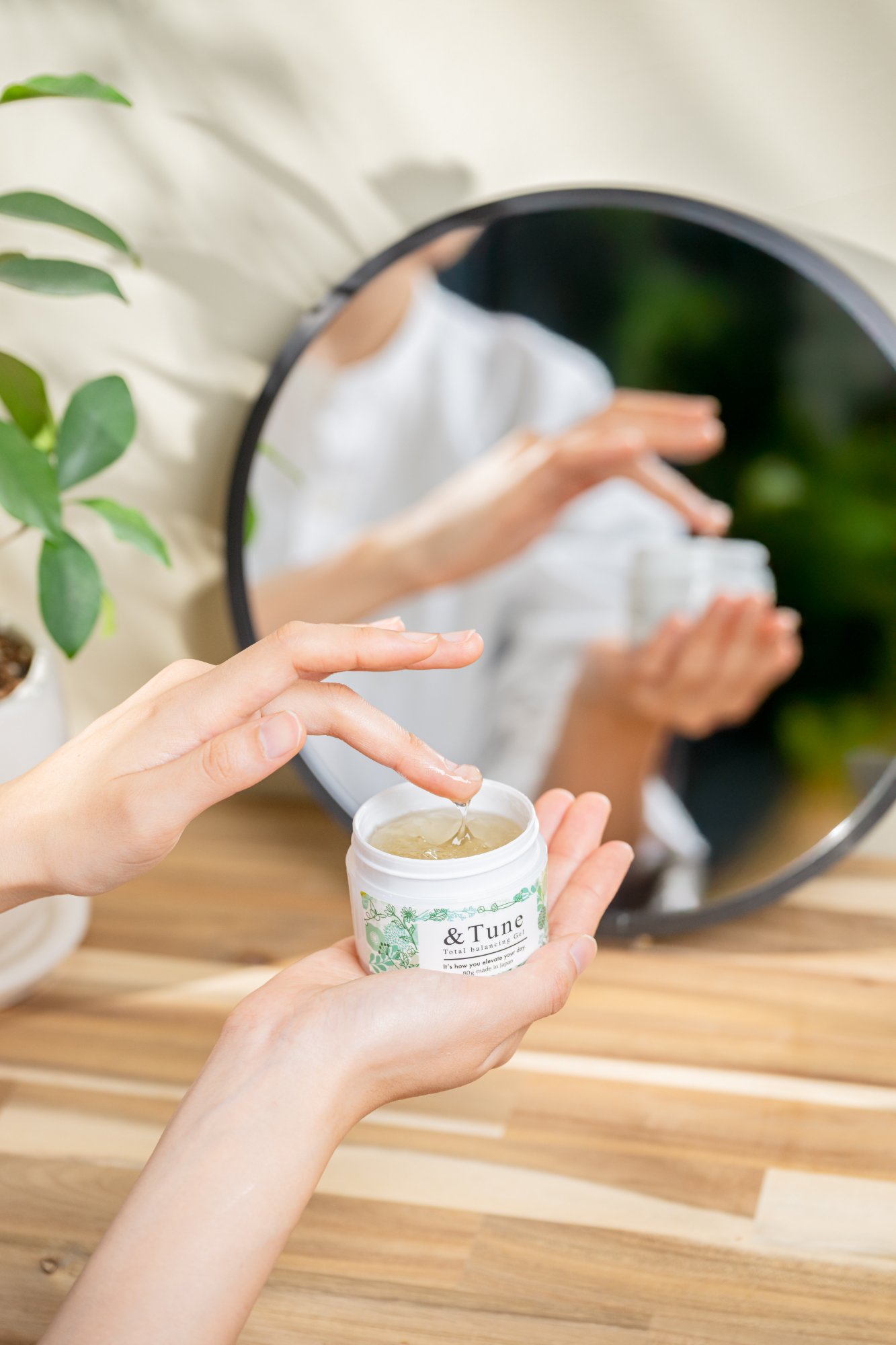 鏡の前でスキンケア